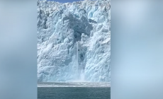 ALASKA - Il ghiacciaio crolla davanti ai turisti, video 