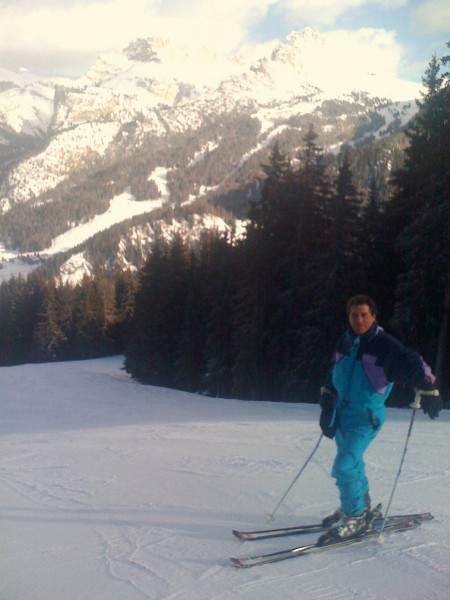 Joe ammira la Val Gardena dal Seceda.JPG