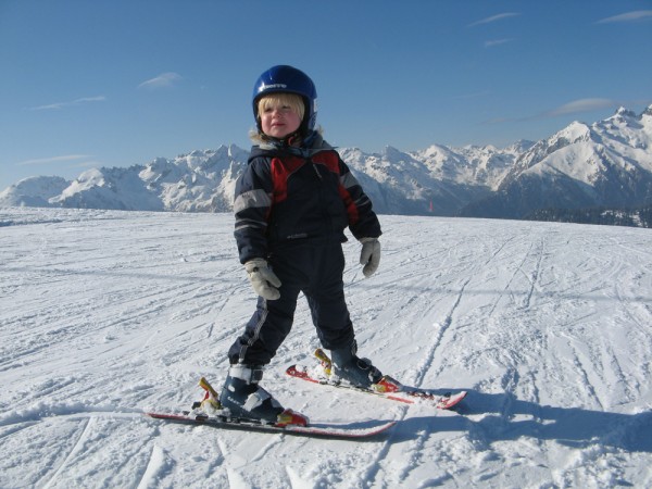 A 4 ANNI ......CON GLI SCI FINO A QUOTA 2060 MT SULLA CIMA DEL MONTE AGARO - CATENA DEL LAGORAI (TRENTO) ALLA PARTENZA DELLA PISTA PARADISO.......DI NOME E DI FATTO.....DUE MERAVIGLIE DELLA NATURA....... :salto: