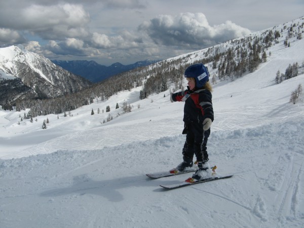 A 4 ANNI ......CON GLI SCI FINO A QUOTA 2060 MT SULLA CIMA DEL MONTE AGARO - CATENA DEL LAGORAI (TRENTO) ALLA PARTENZA DELLA PISTA PARADISO.......DI NOME E DI FATTO.....DUE MERAVIGLIE DELLA NATURA.......