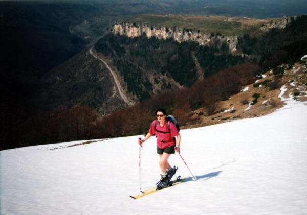 Abruzzo. MAIELLA SELVAGGIA. Sci alpinismo. Sullo sfondo la parete dell'Orso con 300 itinerari di free climbing. Nel Parco Nazionale delle Maiella.