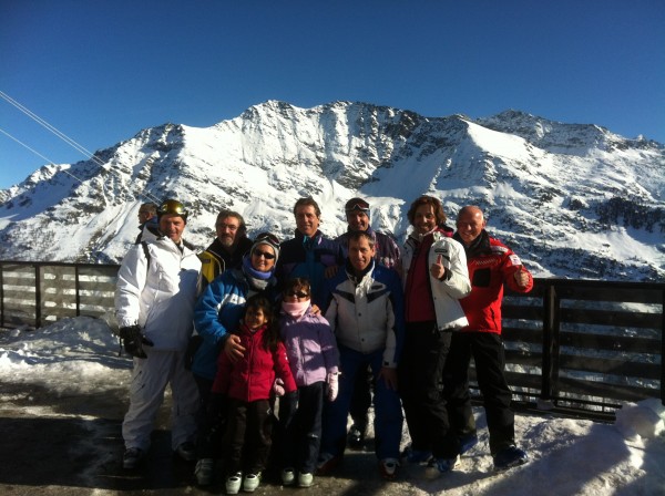 Gruppo dei 10 S.D.M.al completo sulla terrazza de Les Suches.JPG