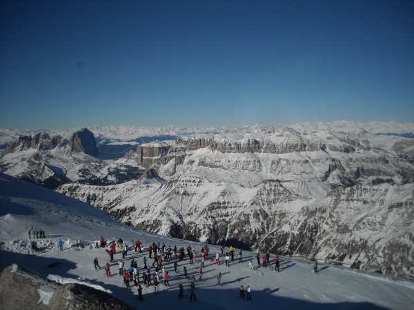 Vista magnifica in Marmolada, il gruppo Sella con il Sass Pordoi, il Passo Sella e le vette dolomitiche che separano la provincia di Bolzano da quella di Trento Sassolungo, Cinque Dita, Sasso Levante le più imponenti