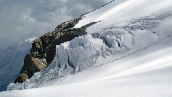 Quella roccia sembra una faccia ricoperta per metà dalla neve. Riesci a vederla?