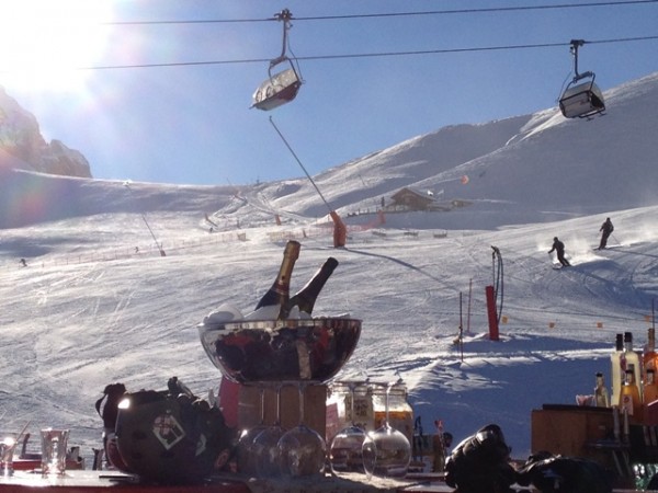 Siamo nel comprensorio tra canazei e piz sella, un aperitivo con gli amici in una splendida giornata