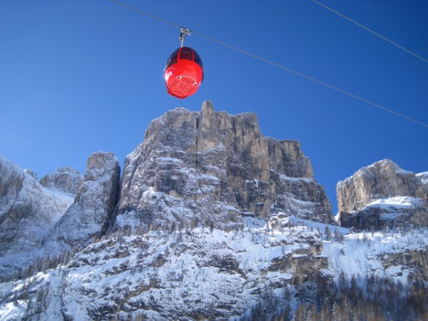 Guardando verso l'alto ......<br />Sul Sella Ronda, verso Colfosco, la cabinovia &quot;Plans-Frare&quot;