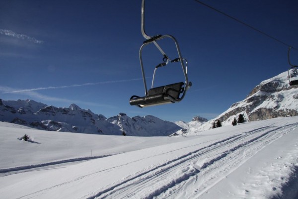 prendi una giornata di sole sulla neve, una macchinetta fotografica, e un paio di sci...