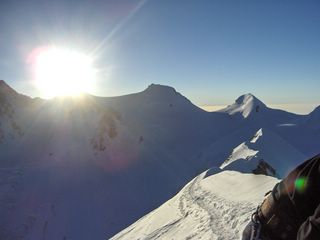 Cresta con sullo sfondo Punta Gnifetti e Capanna Regina Margherita