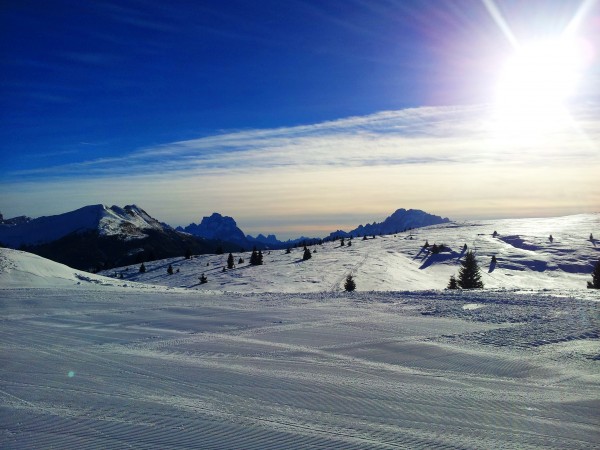 Sole che cala sulla neve durante il giro del Sellaronda