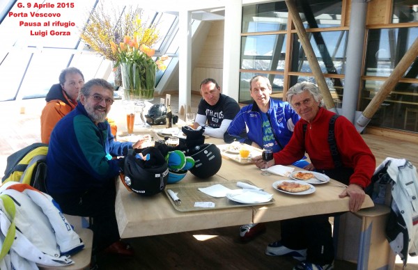 A pranzo allo snack bar di Luigi Gorza 2015-04-09 13.41.40.jpg (1.14 MiB) Visto 8494 volte Rifugio Luigi Gorza-Porta Vescovo