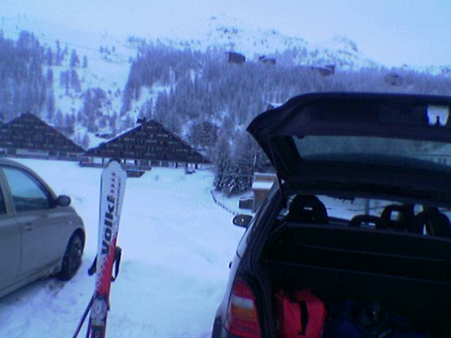 al parcheggio neve in abbondanza e gli sci si possono piantare nella fresca