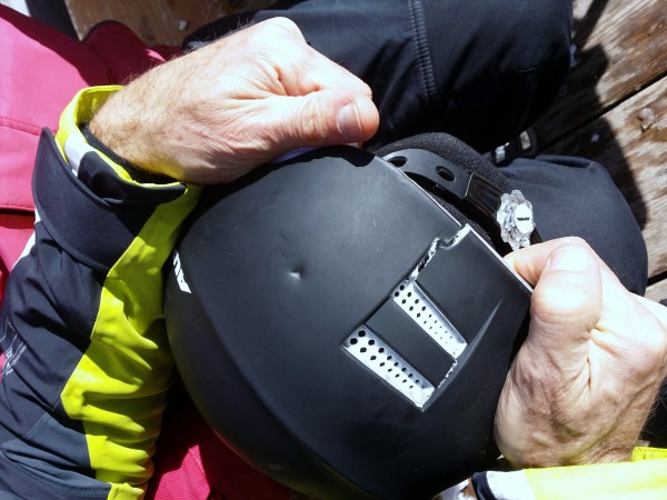 Casco rotto con buco (pietra appuntita?)