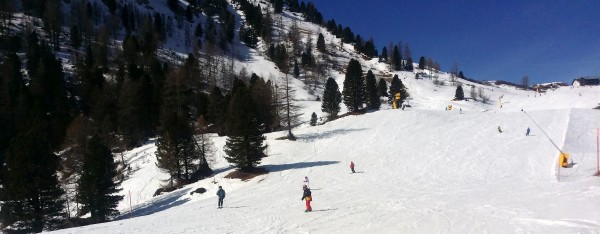 Tommy,7 anni,pantaloni rossi,verso Corvara.....2017-03-20 10.07.02.jpg (1.35 MiB) Visto 3819 volte Tommy,7 anni,al suo primo Giro dei 4 Passi.