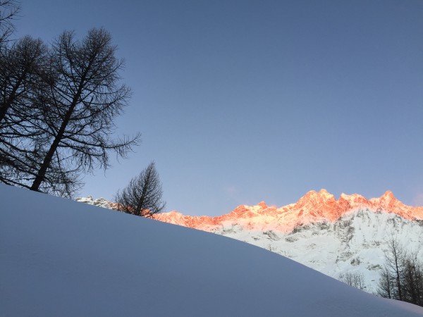 I primi raggi di sole all'alba a Cervinia