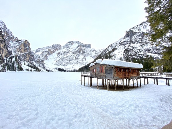 Lago di Braies ghiacciato