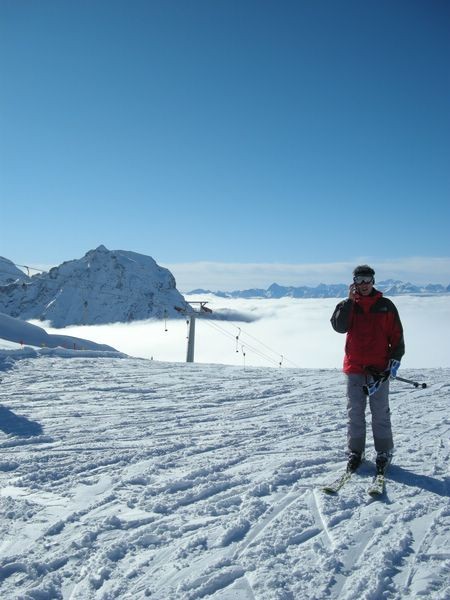 Un vares8 tra le nuvole con il suo bel cellulare...il lavoro si porta anche sulle piste!