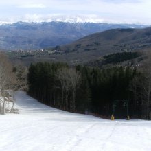 7-04-2013_SKILIFT_VIANOVA_PISTA_INTERNA_E_SFONDO_APPENNINO.JPG