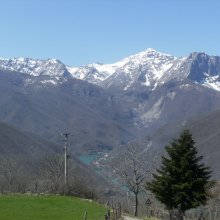 VISTA_LAGO_DI_VAGLI_E_MONTE_TAMBURA_IN_TERRAZZA_A_CAREGGINE.JPG