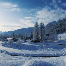 Forni_di_Sopra_neve_paese_albero_nuvola_torrente_tetto.jpg