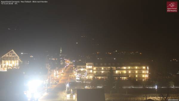Vista dall' Apparthotel Germania sul paese di Dobbiaco
