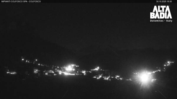 Colfosco - paese con vista sui monti Sassongher e Lavarela