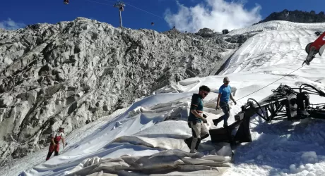 PRESENA - Via i teli dal ghiacciaio: hanno salvato 4 metri di neve