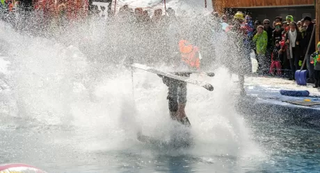 PRATO NEVOSO - La stagione dello sci finisce con un tuffo