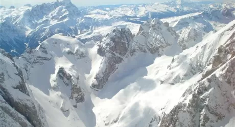 MARMOLADA - Dopo nevicate e valanghe si lavora al ripristino delle piste e degli impianti