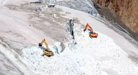 PITZTAL - Escavatori in azione a 3000 metri sul ghiacciaio 