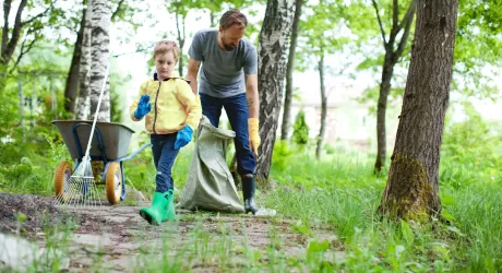 "Clean up days", bambini e maestri di sci puliscono i boschi, il 25 giugno la prima tappa