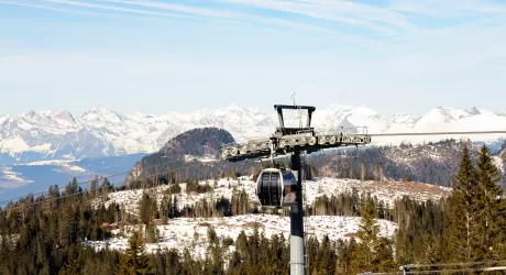 CAREZZA - Forte vento fa schiantare al suolo due cabine 