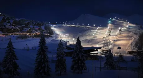 PRATO NEVOSO - Anche lo sci in notturna anticipa