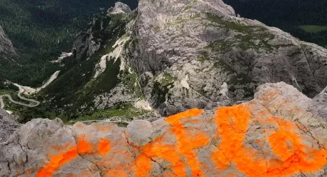 Un graffito sfregia il Lagazuoi, la tag dell'imbecillità 