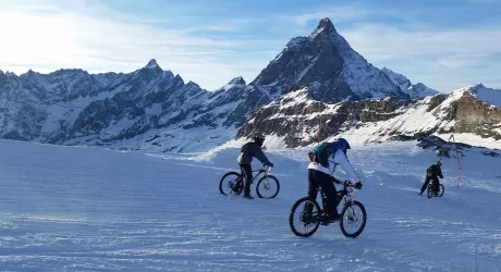 CERVINIA - In 250 giù dal ghiacciaio in snow bike
