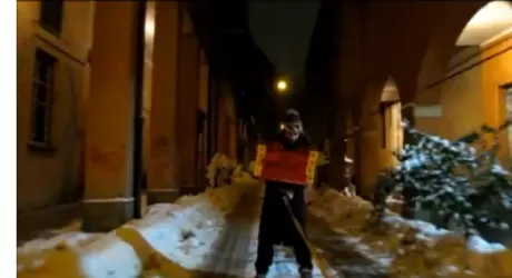 VIDEO - Con gli sci in centro a Bologna, follie da troppa neve!