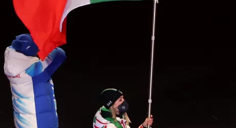 La sfilata di Lollobrigida e la bandiera a Milano Cortina, video