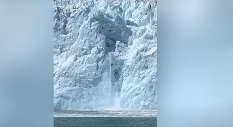 ALASKA - Il ghiacciaio crolla davanti ai turisti, video 