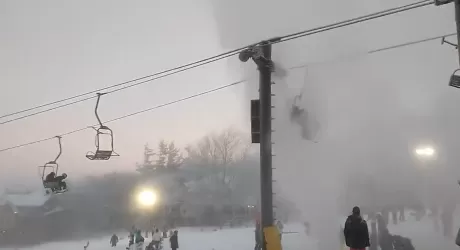 Beech Mountain: doccia gelata in seggiovia per una tubatura rotta