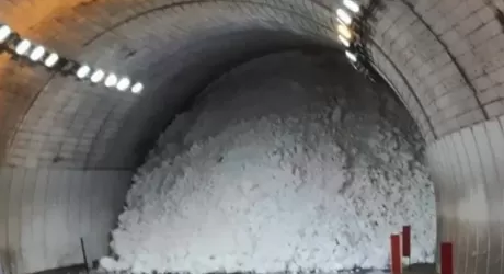 Gressoney è isolata, impressionante la valanga che tappa la galleria