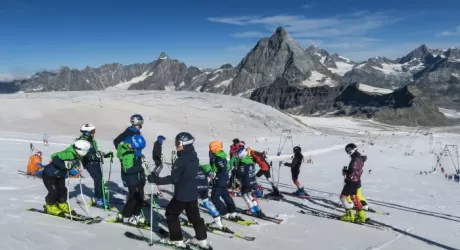 CERVINIA - Arrivano gli slalomisti francesi per allenarsi sul ghiacciaio 