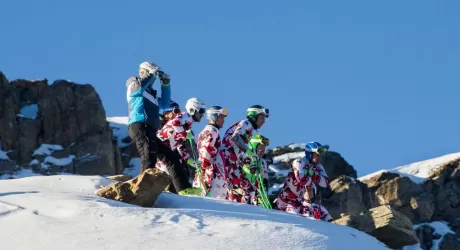 SANTA CATERINA - Un camoscio si impiglia nelle reti della pista di discesa