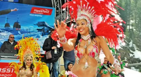 Ballerine cubane e neve, la strana accoppiata a Nassfeld il 24 marzo