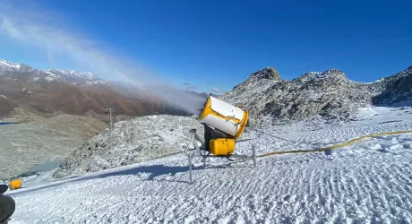 PRESENA - Cannoni al lavoro per preparare il ghiacciaio