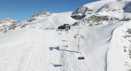 CERVINIA - Il 14 ottobre inizia la stagione sciistica di 11 mesi. In futuro nuova seggiovia Goillet e 3S per Testa Grigia