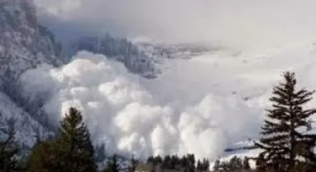 COURMAYEUR - Travolto da valanga salvo grazie all'Arva