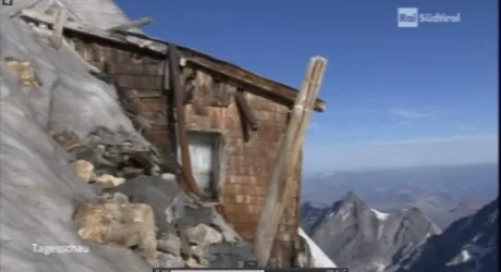 GHIACCIAI - Sul Gran Zebru' affiora una capanna della Prima Guerra