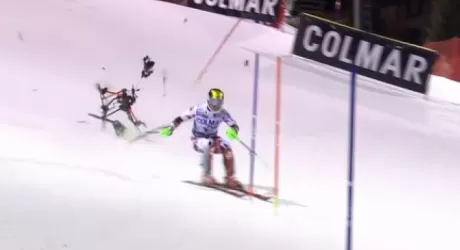 VIDEO - Drone si schianta mentre Hirscher scende, tragedia sfiorata