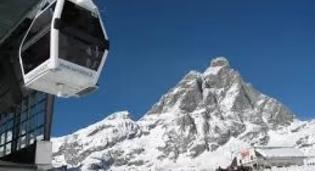 CERVINIA - Bloccata funivia Plan Maison - Cime Bianche, evacuazione in corso