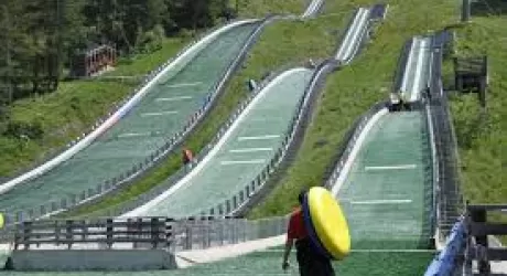 Pragelato: salto con gli sci dal trampolino senza neve