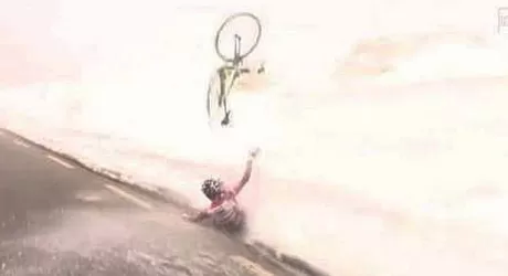 VIDEO - Kruijsvijk cade nella neve al Colle dell'Agnello e perde la maglia rosa